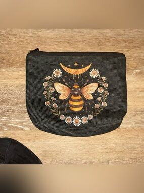 BEE 🐝 FLORAL MAKE UP POUCH 7.5”x9.5” (ISH) 💥BRAND NEW💥